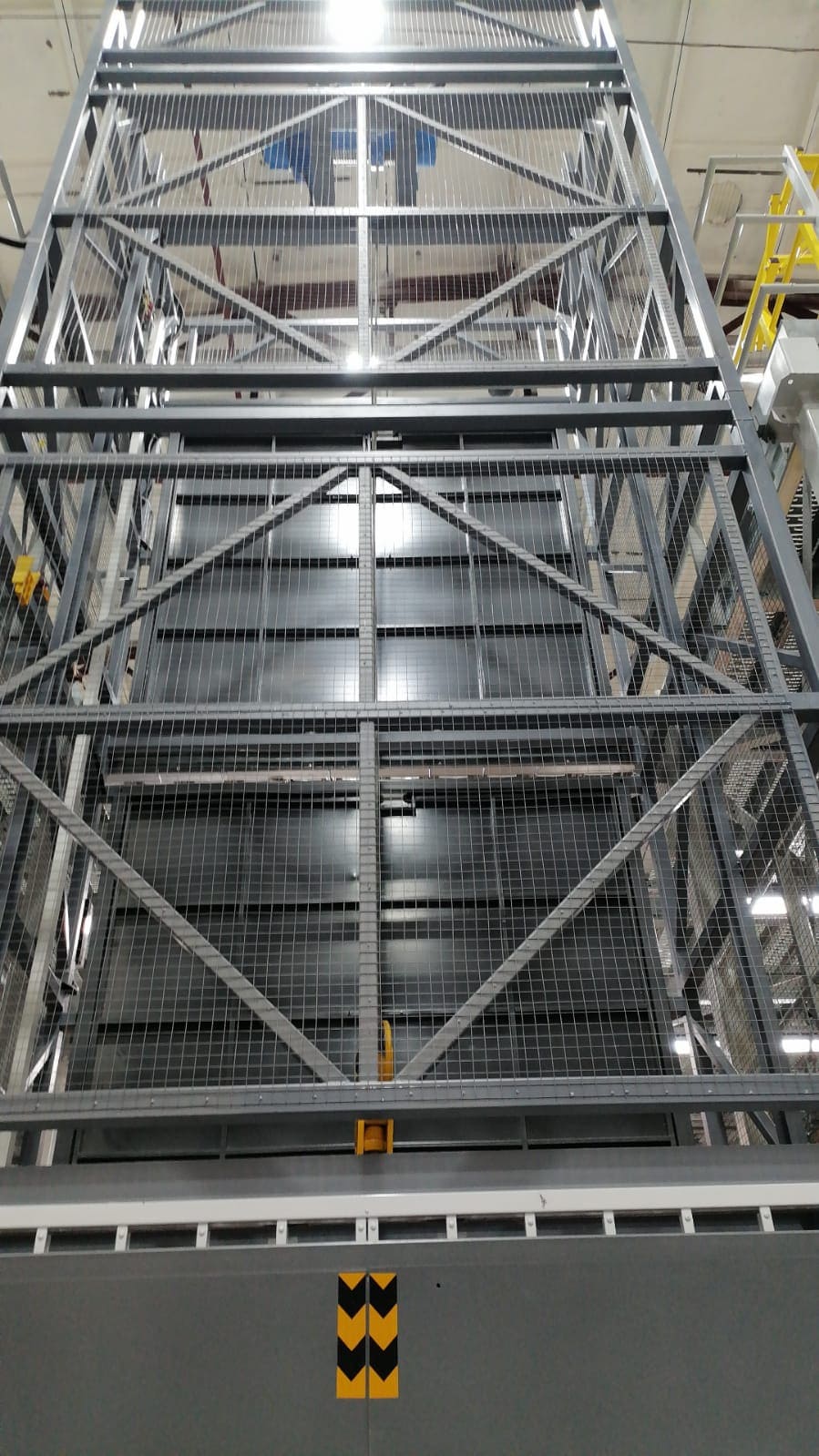 Грузовой подъемник в металлокаркасной шахте, 2000 кг (Уфа, Складской комплекс)