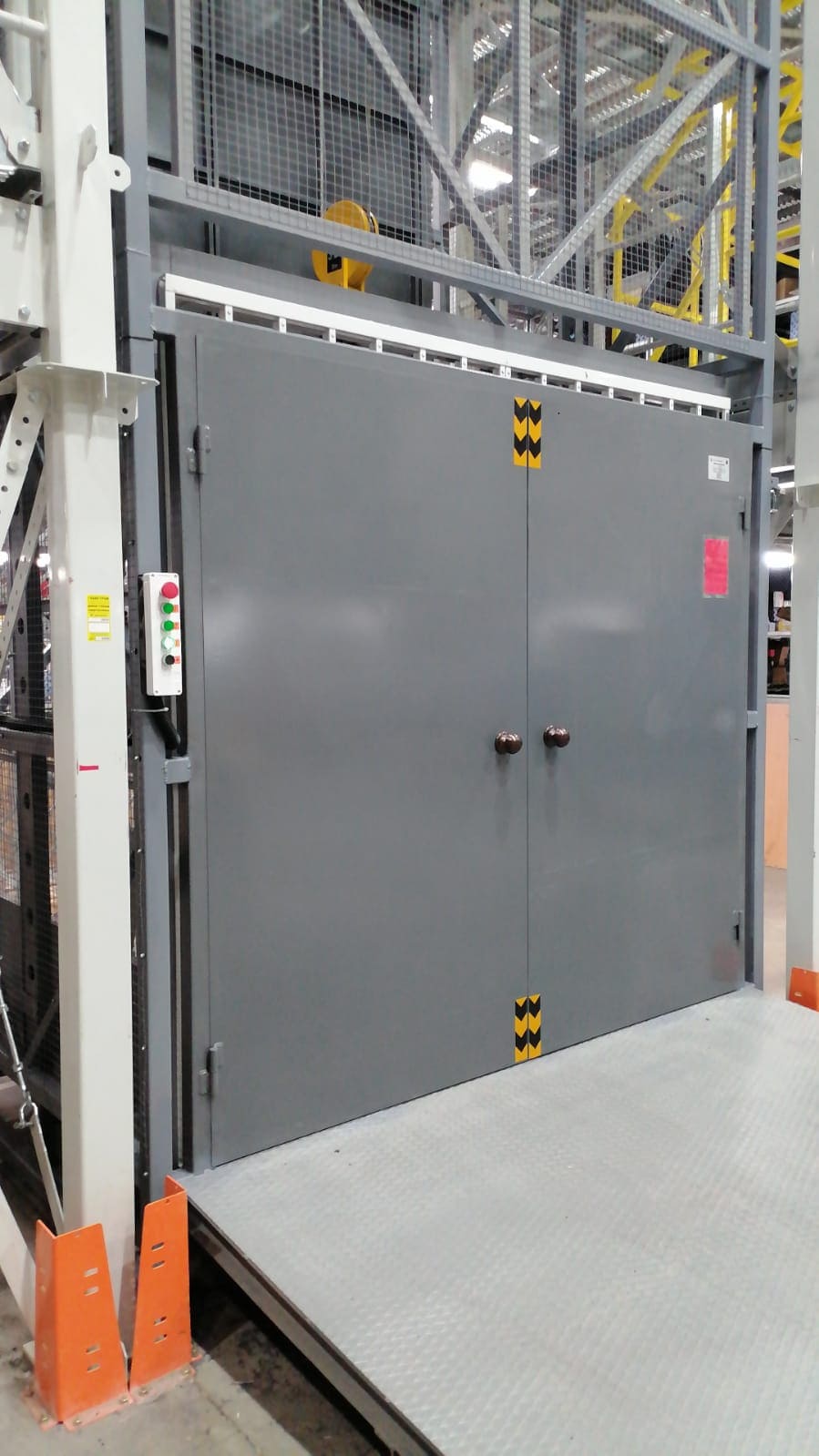 Грузовой подъемник в металлокаркасной шахте, 2000 кг (Уфа, Складской комплекс)