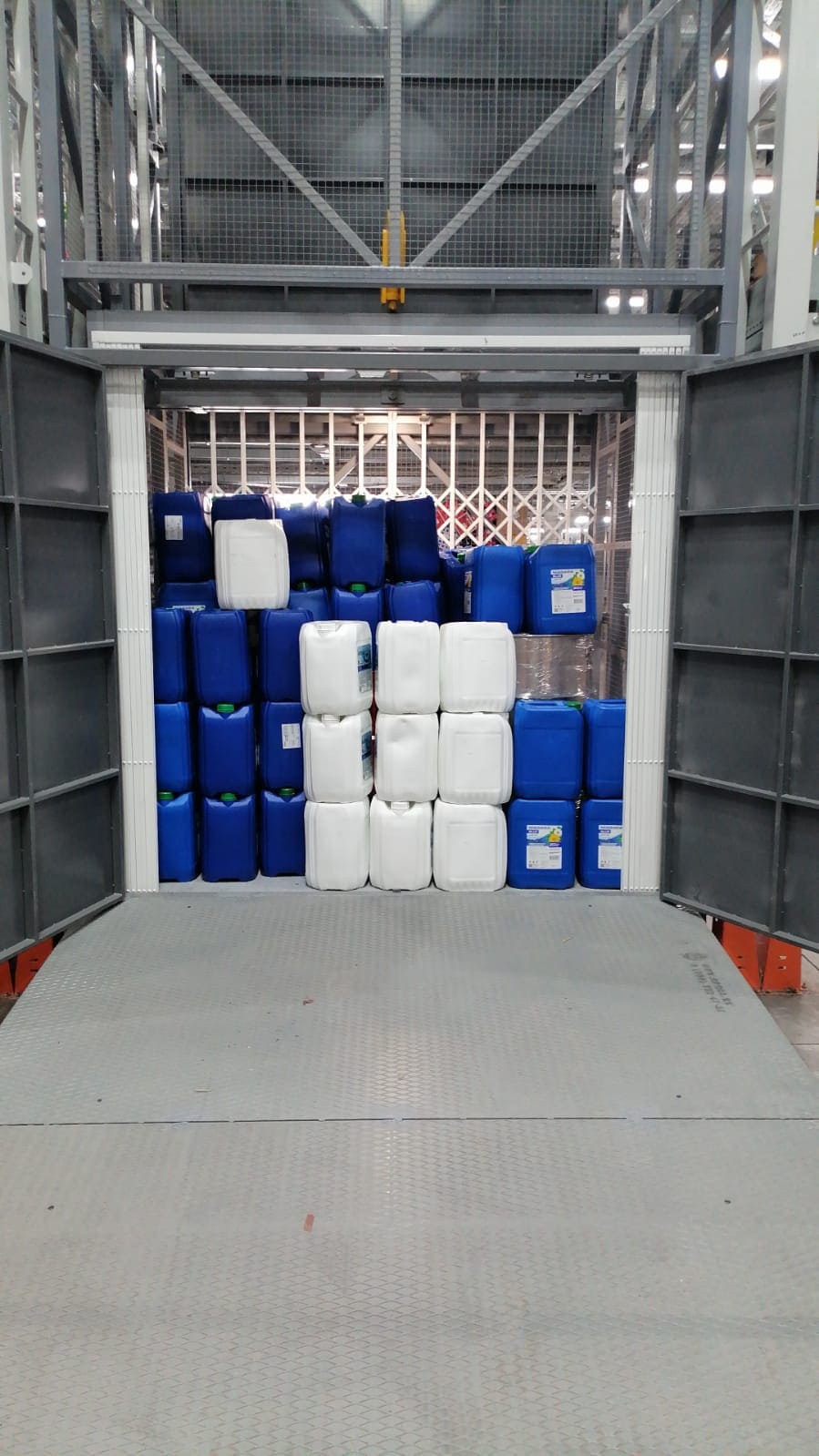 Грузовой подъемник в металлокаркасной шахте, 2000 кг (Уфа, Складской комплекс)